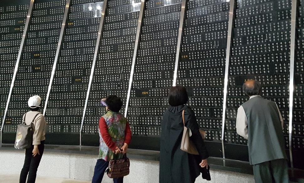 제주4·3 70주년을 앞두고 1일 오전 제주시 봉개동 4·3평화공원 위패봉안실을 찾는 발길이 이어졌다.