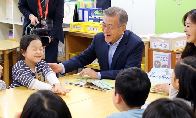 문 대통령 “노동시간 단축·칼퇴근 정착에 노력할 것”