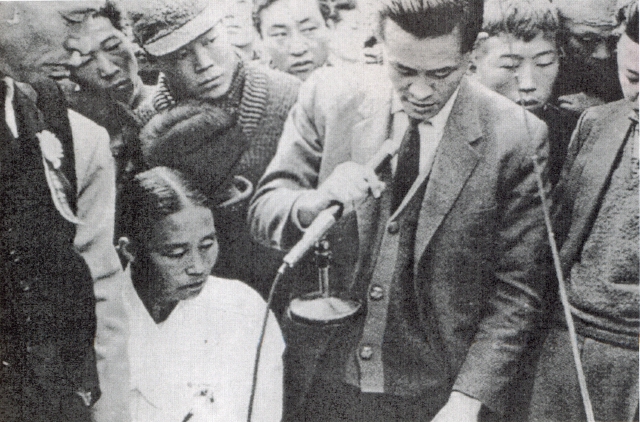 1960년 3·15 의거 직후 부산 <문화방송>(MBC) 전응덕 보도과장이 김주열군의 어머니 권찬주 여사와 인터뷰하고 있다. <한겨레> 자료 사진.