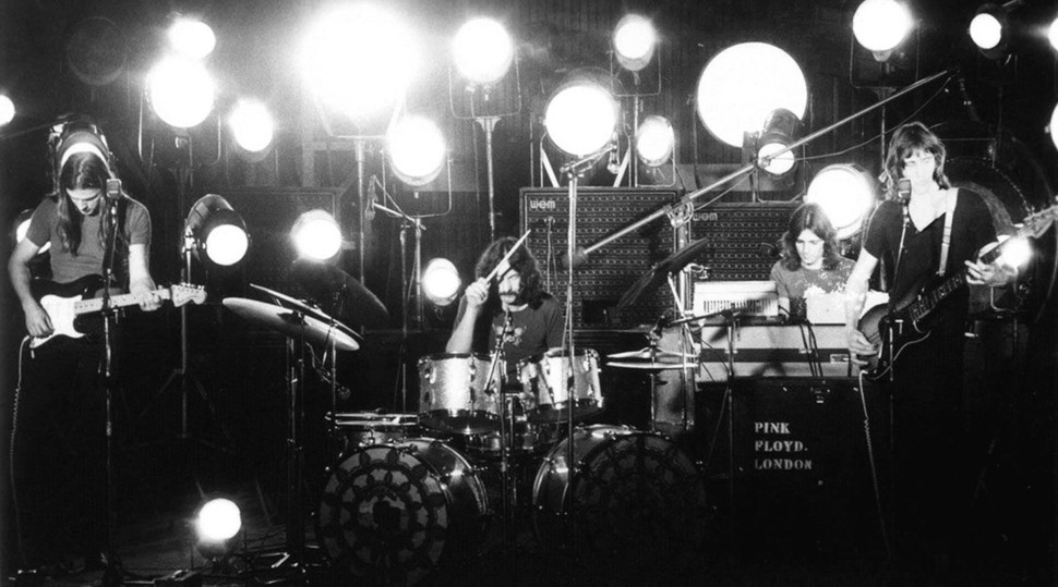 핑크 플로이드는 1972년 이탈리아 고대 도시 폼페이의 원형극장에서 아무 관객도 없이 공연을 펼치고 이를 영상으로 담았다. ‘핑크 플로이드 라이브 앳 폼페이’(Pink Floyd Live at Pompeii) 영상 갈무리.
