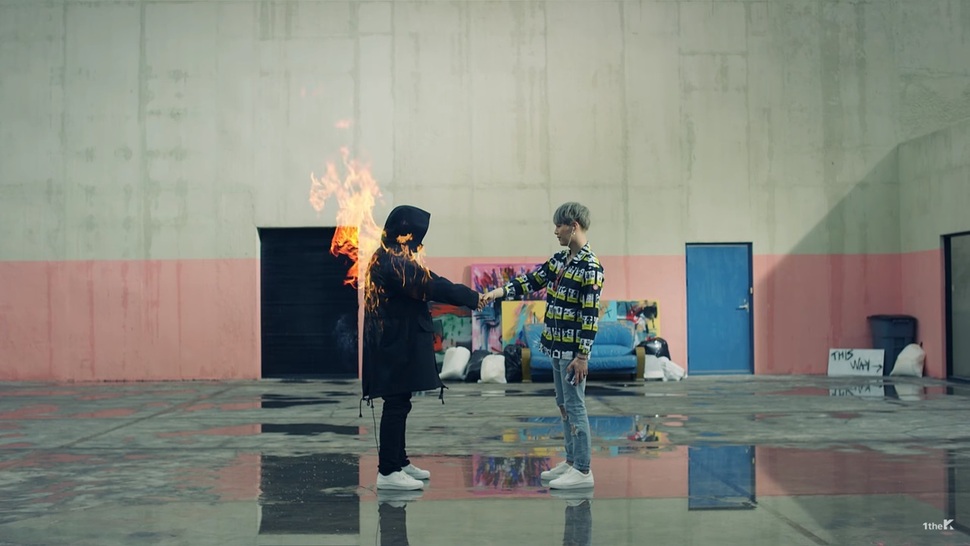 방탄소년단의 ‘불타오르네’ 뮤직비디오의 한 장면. 핑크 플로이드의 <위시 유 워 히어> 음반 표지 이미지를 ‘오마주’하듯 재현했다. 유튜브 갈무리