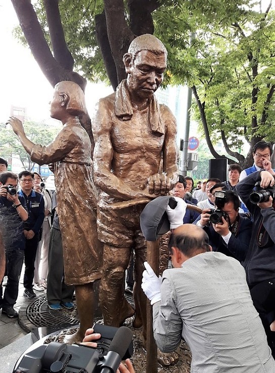 경남 창원에 '일제 강제징용 노동자상' 제막 : 전국 : 사회 : 뉴스 : 한겨레
