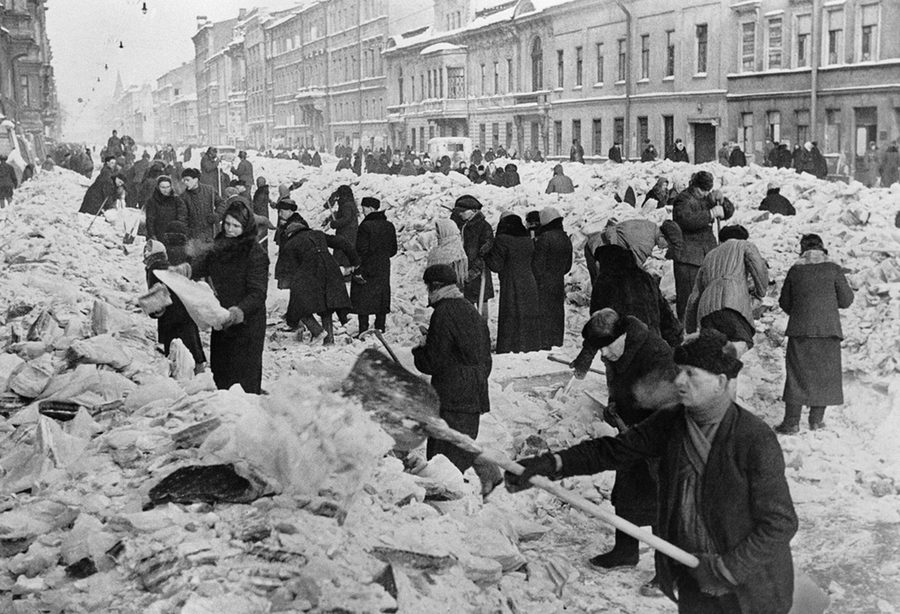 1942년의 혹독한 겨울이 끝나자 레닌그라드 시민들이 나와서 포위된 도시의 거리를 치우고 있다. 돌베개 제공