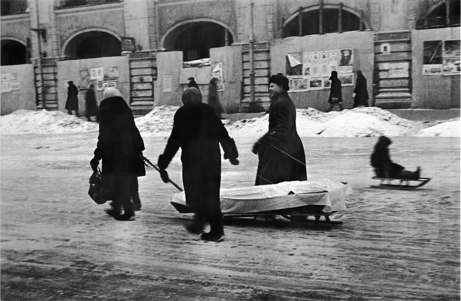 독일군에 포위된 레닌그라드 시민들은 난방에 필요한 나무를 아끼려 사망자를 위한 관을 만드는 대신 흰 천으로 감싸 묶었다. 거리에는 많은 사람들이 굶주림과 탈진으로 쓰러져 숨져갔으나 달리 방법이 없어 방치됐다.돌베개 제공