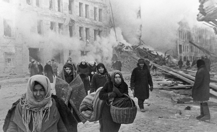 1941년 소련을 침공한 독일 공군이 레닌그라드를 폭격하자 시민들이 대피하고 있는 모습. 돌베개 제공