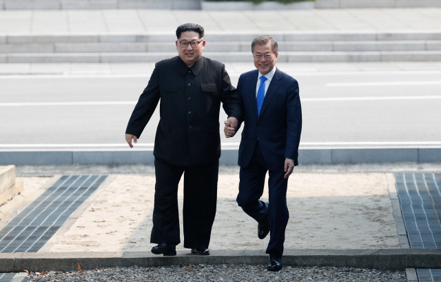 문재인 대통령과 김정은 북한 국무위원장이 지난달 27일 판문점 군사분계선에서 만나 북쪽으로 ‘깜짝 월경’한 뒤 다시 남쪽으로 넘어오고 있다. 한국공동사진기자단
