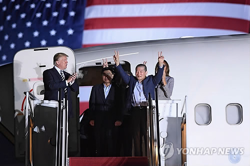 도널드 트럼프 미국 대통령 부부가 북한에서 전격 석방된 한국계 미국인 3명의 귀환을 환영하며 박수를 치고 있다.