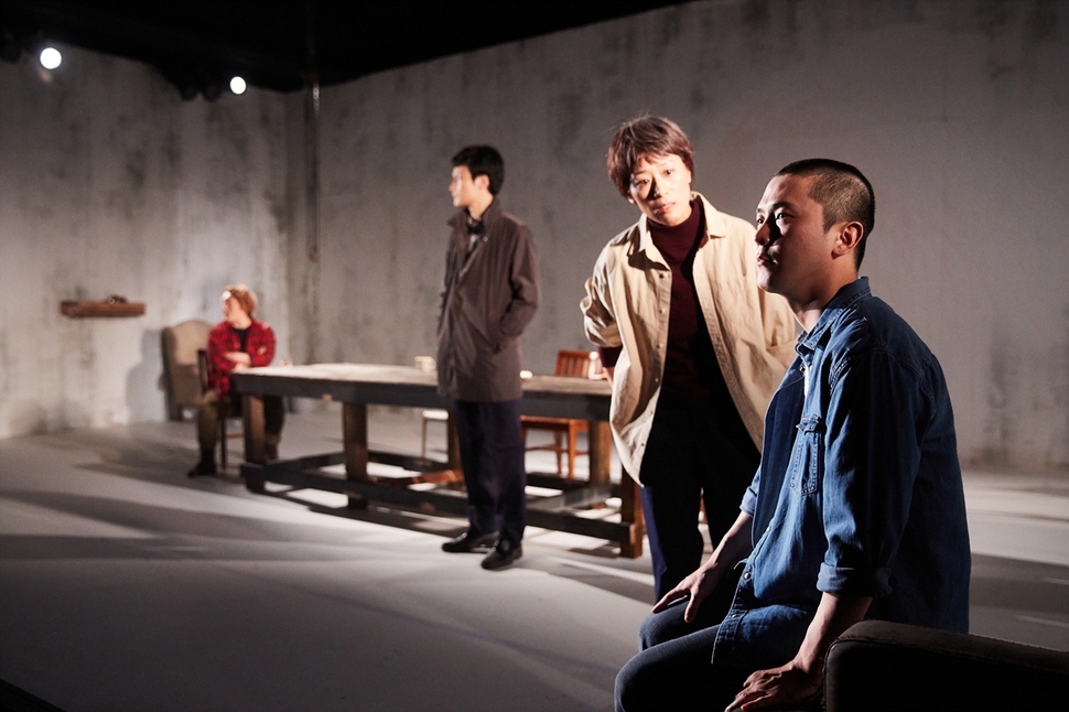 연극 <피와 씨앗>의 한 장면. 두산아트센터 제공