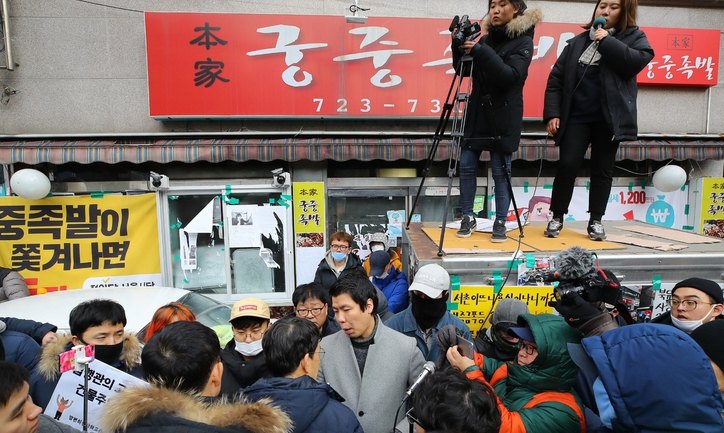 건물주에 망치 휘두른 ‘궁중족발’ 사장, 살인미수 혐의로 재판에