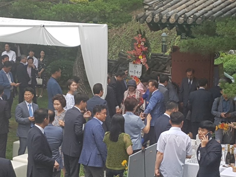 추미애 더불어민주당 대표(화환 앞 한복입은 이)가 30일 서울 성북구 삼청각에서 열린 큰딸 결혼식에서 하객들과 인사를 나누고 있다.