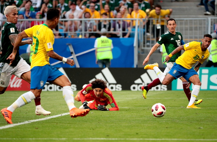 브라질의 네이마르(10번)가 2일 오후(한국시각) 사마라 아레나에서 열린 멕시코와의 2018 러시아월드컵 16강전에서 후반 43분 호베르투 피르미누(왼쪽)의 골을 돕고 있다. 사마라/EPA 연합뉴스