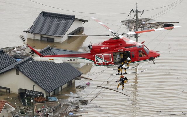 7일 일본 오카야마현 쿠라시키시에서 소방청이 헬리콥터를 이용해 폭우로 고립된 사람들을 구조하고 있다. 교도 연합뉴스
