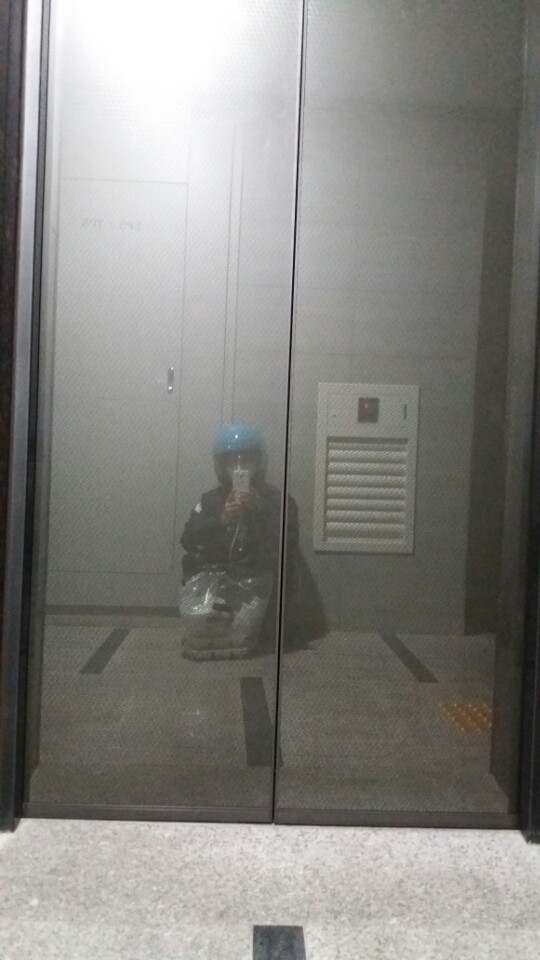 기자가 갈비탕을 배달하던 중 엘리베이터를 놓치고 쪼그려 앉아있다.