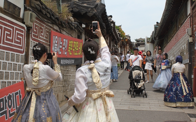 Reportage] Seoul hanok village suffering from tourism fatigue : National : News : The Hankyoreh