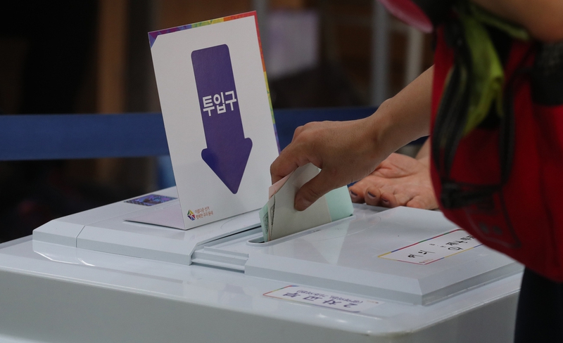지방선거 투표일이었던 지난달 13일 오전 서울 영등포구 여의도중학교에 마련된 투표소에서 유권자들이 투표하고 있다. 백소아 기자 thanks@hani.co.kr