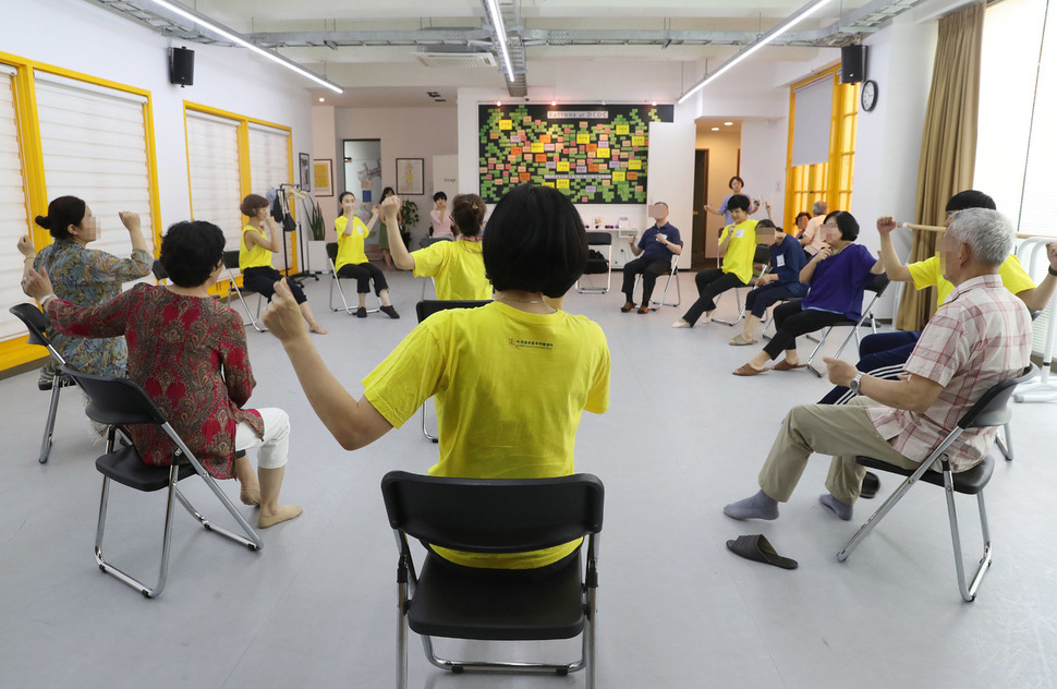 지난 7월 23일 오후 서울 종로구 성균관로 전문무용수지원센터 연습실 마루에서 파킨슨병 환자드이 댄스치료를 받고 있다. 신소영 기자 viator@hani.co.kr