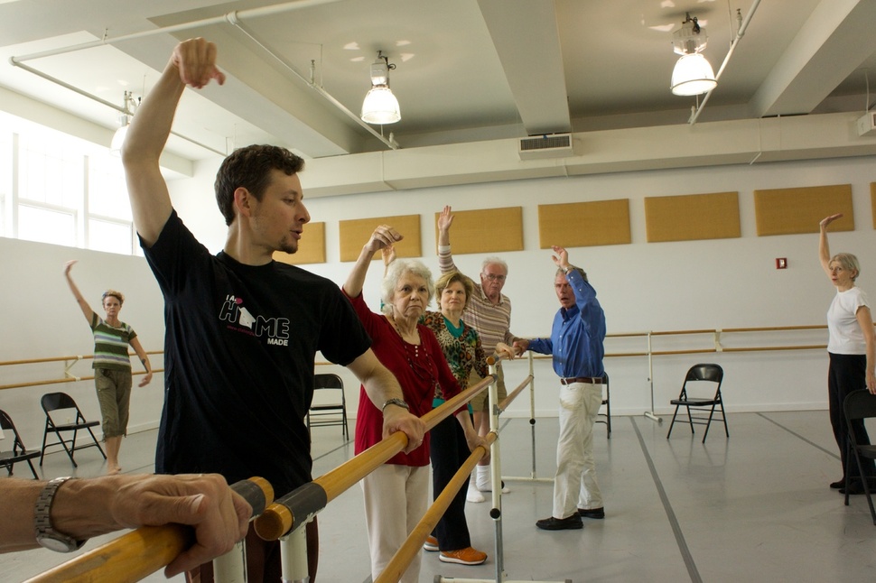 파킨슨 환자 무용치료 프로그램인 ‘댄스 포 피디’에 참여한 환자들과 무용수들이 함께 춤을 추고 있다. 마크 모리스 댄스 그룹 제공