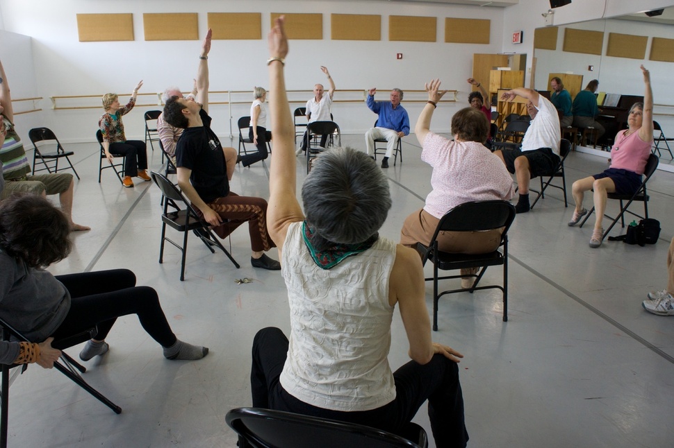 파킨슨 환자 무용치료 프로그램인 ‘댄스 포 피디’에 참여한 환자들과 무용수들이 함께 춤을 추고 있다. 마크 모리스 댄스 그룹 제공