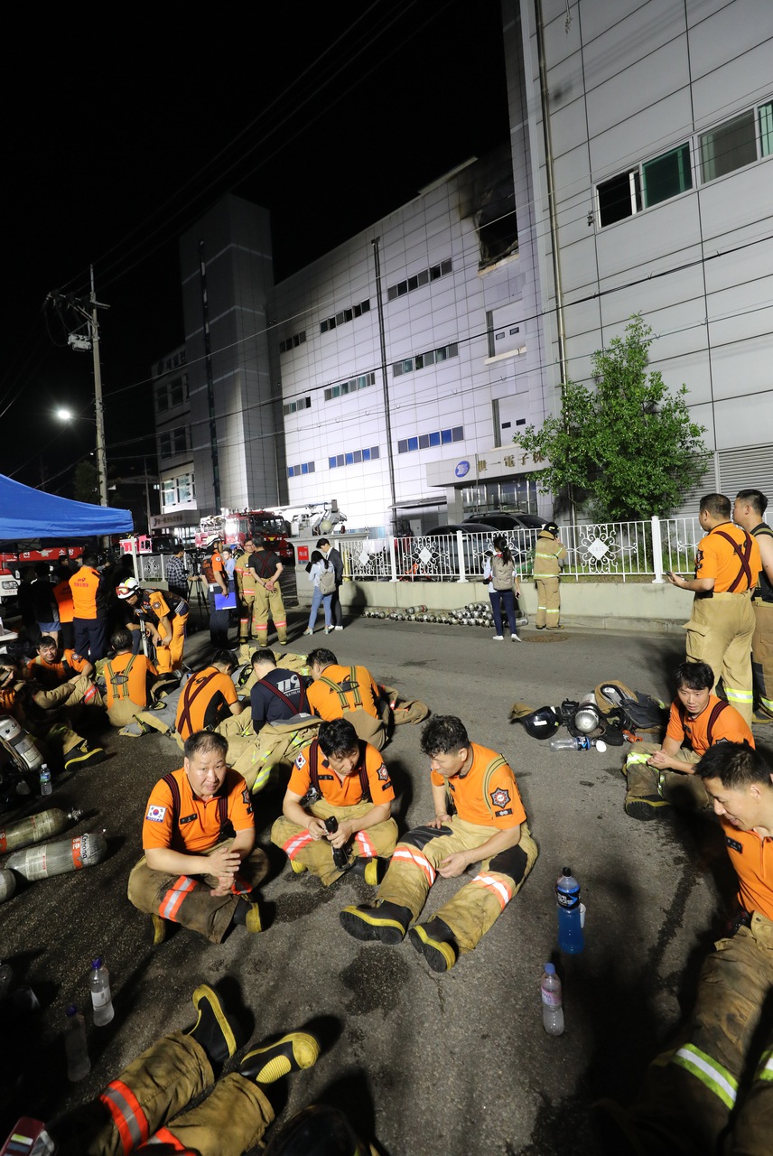 21일 밤 화재가 난 인천 남동구 세일전자 제조공장에서 소방관들이 휴식을 하고 있다. 이날 화재는 오후 3시43분께 건물 4층에서 발생했다. 인천/연합뉴스