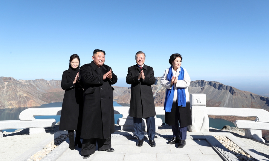 문재인 대통령과 북한 김정은 국무위원장 내외가 20일 오전 백두산 정상인 장군봉에 올라 함께 박수를 치고 있다. 평양사진공동취재단
