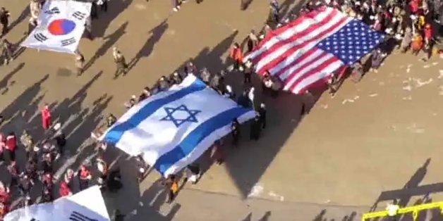 박근혜 탄핵 반대 집회에는 태극기와 성조기, 이스라엘 국기가 나란히 등장했다. 애국(태극기)과 반공(성조기)에 선민(이스라엘기)의 상징이 더해진 것이다. 사진은 2017년 박근혜 탄핵 반대 집회 당시 서울광장에서 열린 구국기도회 한 장면. (유튜브 화면 갈무리)
