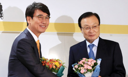 유시민, 노무현재단 이사장 취임…“임명공직 안맡고 출마도 안해”