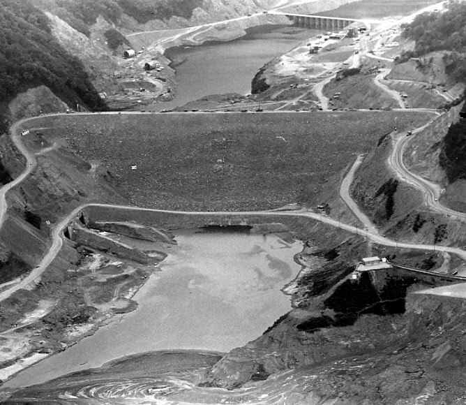 1단계 축조공사를 끝낸 '평화의댐'. 사진 위쪽이 상류지역이며 댐 왼쪽에 2개의 수문이 보인다. <한겨레> 자료 사진.