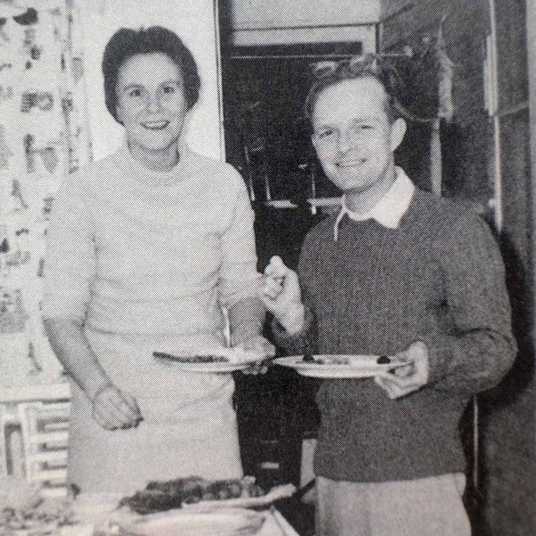 1960년 지인의 집에 함께 있는 넬 하퍼 리와 트루먼 카포티.