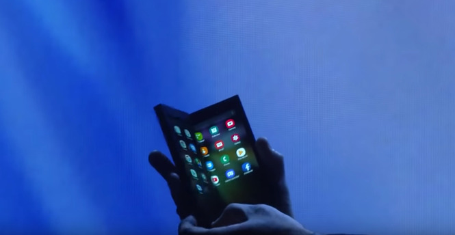 삼성전자 개발중인 폴더블폰을 접는 모습. 유튜브 캡쳐.