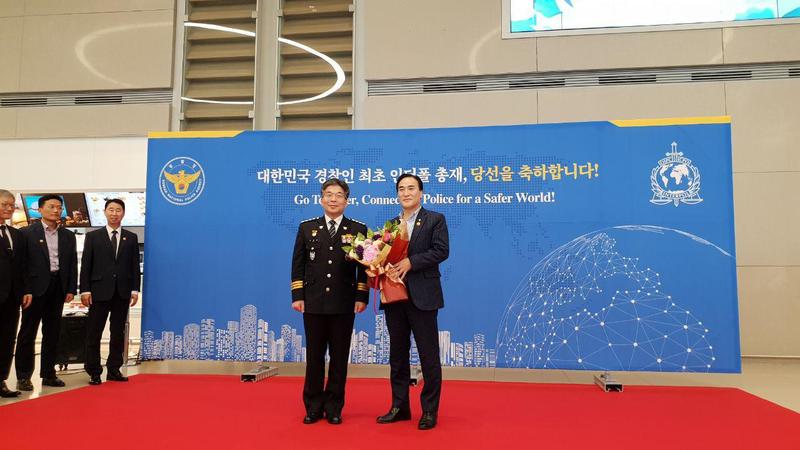 김종양(오른쪽) 인터폴 신임 총재가 23일 오전 인천공항으로 입국한 뒤 민갑룡 경찰청장과 기념사진을 찍고 있다.
