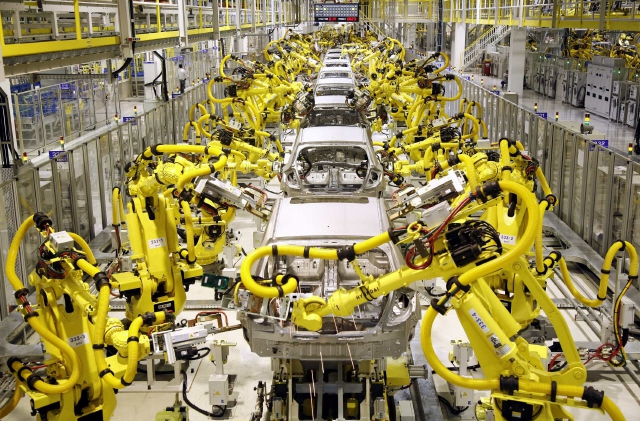 로봇들이 즐비한 자동차 조립 라인. 기아차 슬로바키아 공장. 한겨레 자료사진