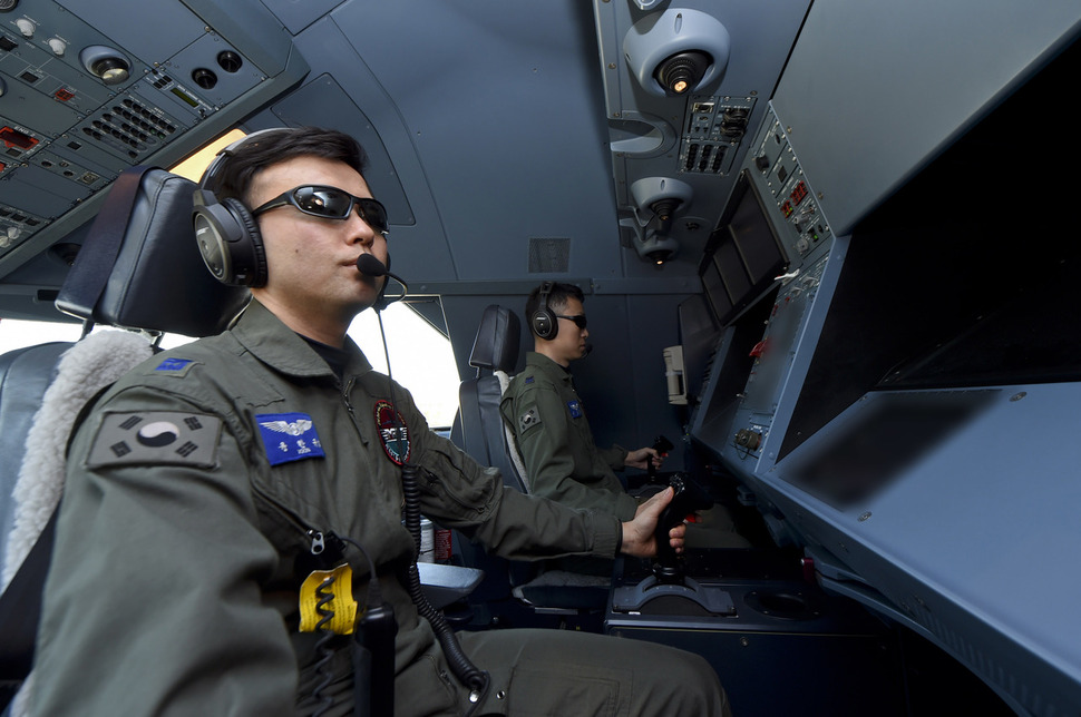 대한민국 최초 공중급유기 KC-330 조종실에서 공중급유통제사들이 임무를 수행하고 있다. 국방부 제공