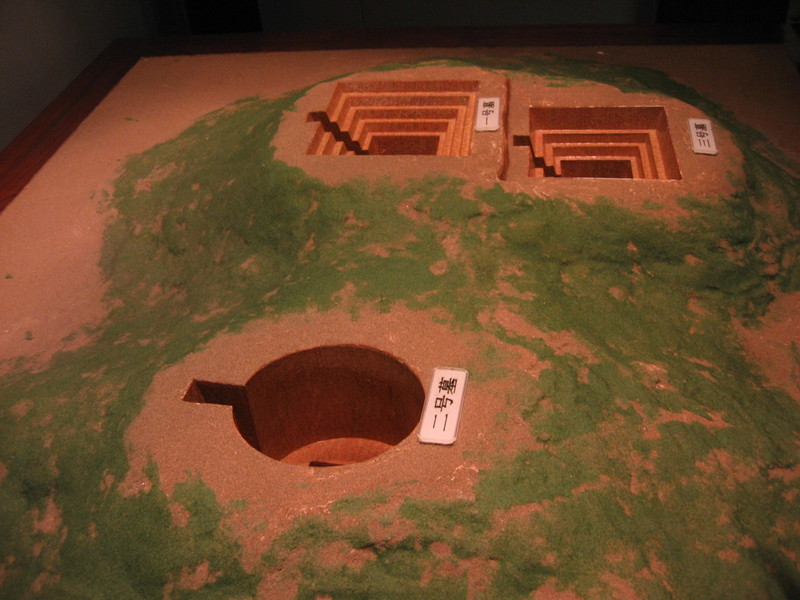 중국 후난성 창사 마왕퇴에서 발견된 기원전 2~1세기의 한나라 무덤. 지역관리인 리창과 그의 부인 신추, 아들이 각각 묻힌 이 무덤은 시신 등 부장품이 완벽한 상태로 발굴됐다. 권오영 교수 제공