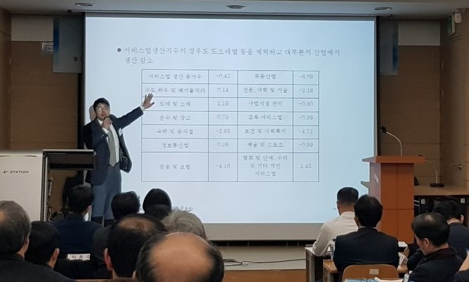 “효과 안 보인다”-“실패 단정 근거부족”…소주성 실증분석 놓고 경제학계 충돌