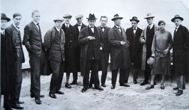데싸우 바우하우스 개관일에 옥상에서 촬영한 초대학장 발터 그로피우스(왼쪽에서 일곱번째)와 교수진들. 바우하우스 아카이브