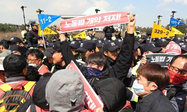 ‘탄력근로 확대 반대’ 국회 진입 시도 민주노총 위원장 연행