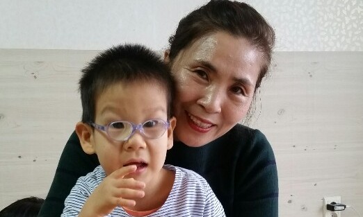 선천성 ‘로 증후군’ 장애인 8살 민호가 그룹홈에 들어갈 수 없는 이유