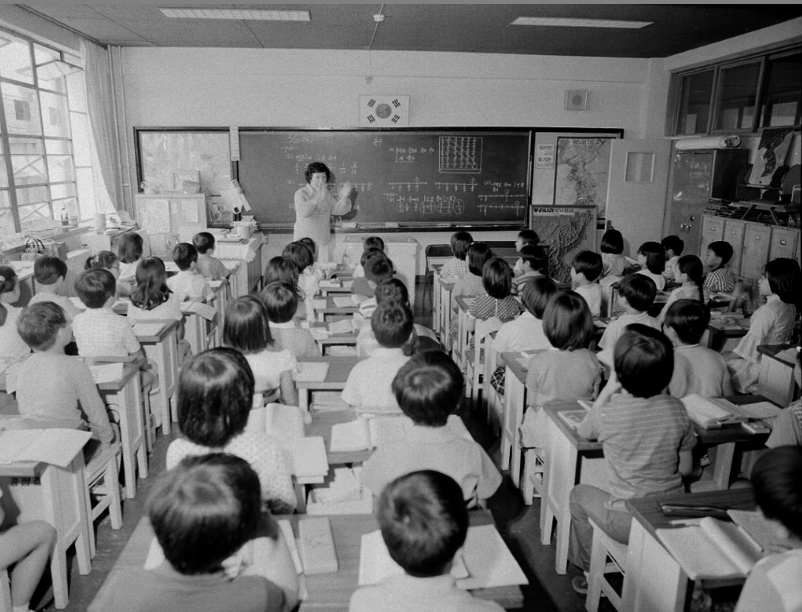 1970년대의 초등학교 수업 풍경. 좁은 통로에 교탁 바로 앞까지 책상을 배치했다. 국가기록원 제공