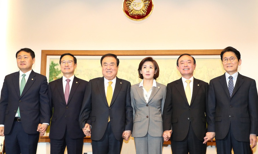 문희상 의장, 장외투쟁 한국당에 “정상 아니다” 일침