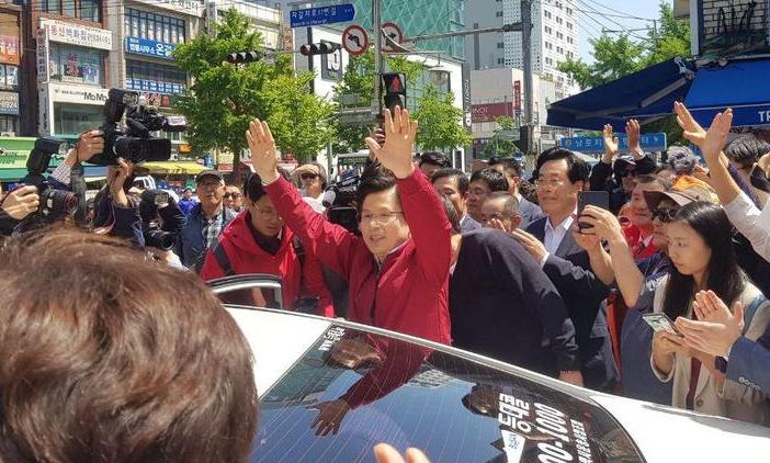 황교안 ‘민생 대장정’ 첫발 뗀 자갈치시장…어! 쉬는 날이네