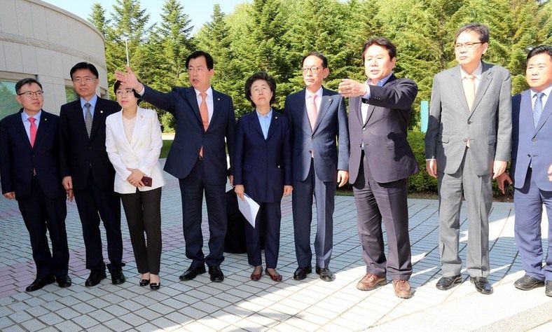 “서훈-양정철 회동 이유 밝혀라” 목청 키우는 한국당