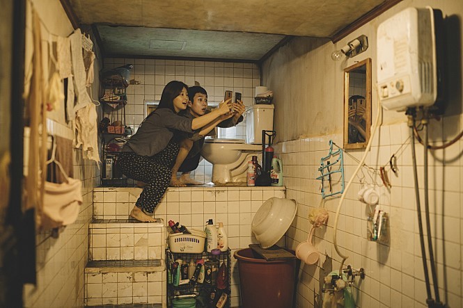 영화 <기생충> 속 주인공 기택(송강호 분)의 가족이 사는 반지하 주택의 화장실 모습. 지하주택은 수압이 약하기 때문에 변기가 바닥보다 높은 곳에 위치해 있다. 씨제이엔터테인먼트 제공