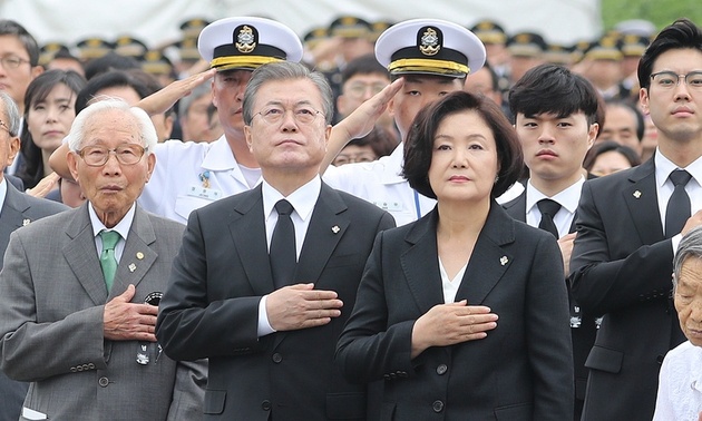 문 대통령 ‘통합’ 얘기했는데…보수야당 이념논쟁으로 ‘발목잡기’