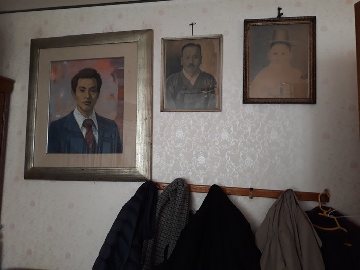 윤석동씨는 5·18 당시 시민군 대변인이었던 아들 윤상원(1950~80)의 모습을 담은 그림을 벽에 걸어두고 평생 바라보았다.
