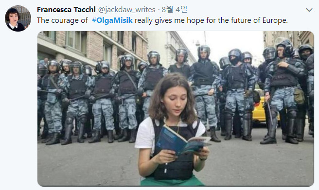 한 트위터 사용자가 공유한 ‘올가 미시크’ 해시태그(#OlgaMisik). “올가 미시크의 용기가 나에게 유럽의 미래에 대한 희망을 준다”고 썼다.