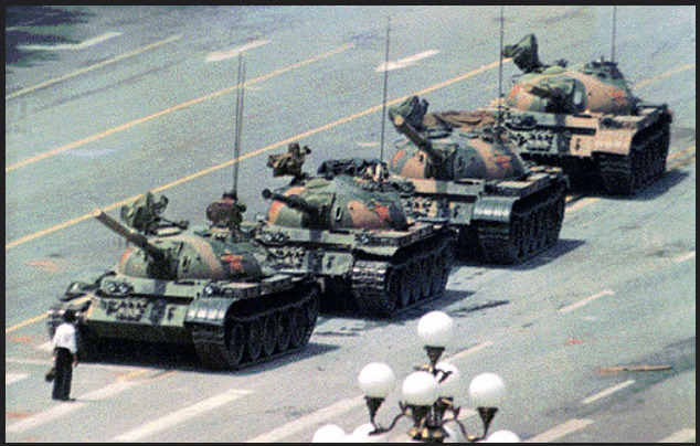 1989년 6월 중국 베이징 천안문 광장에서 벌어진 민주화 시위 당시 한 남성이 맨몸으로 탱크 행렬을 막아서고 있다. 플리커
