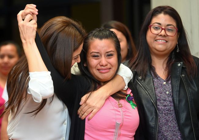 성폭행으로 임신한 아이를 고의로 살해했다는 혐의로 30년형을 받았던 에벨린 에르난데스(21·가운데)가 19일 무죄를 선고 받은 뒤 법원 앞에서 변호인과 지지자들과 기쁨을 나누고 있다. 시우다드 델가도/AFP 연합뉴스