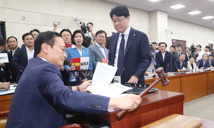 선거법 개정, 큰 고비 넘었지만…한국당 “일체의 협상 없다”