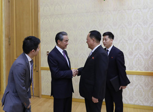 2일 평양에서 만난 왕이 중국 외교부장과 리용호 북한 외무상이 악수하고 있다. 중국 외교부 제공