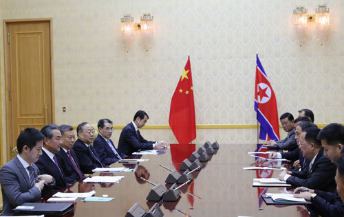 왕이 중국 외교부장과 리용호 북한 외무상이 2일 평양에서 외교장관 회담을 하고 있다. 중국 외교부 제공